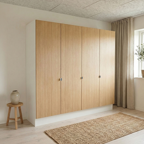 Kitchn Garderobeskab med 4 låger i træ 240 cm fra Kitchn med Cleveland Nordisk Eg front